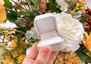 【山形】婚約指輪を身に着けて手元から華やかにしよう
