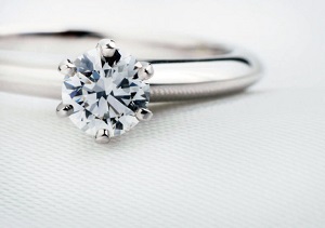 【山形】サプライズプロポーズで贈る婚約指輪はシンプルがおすすめ！その理由とは？
